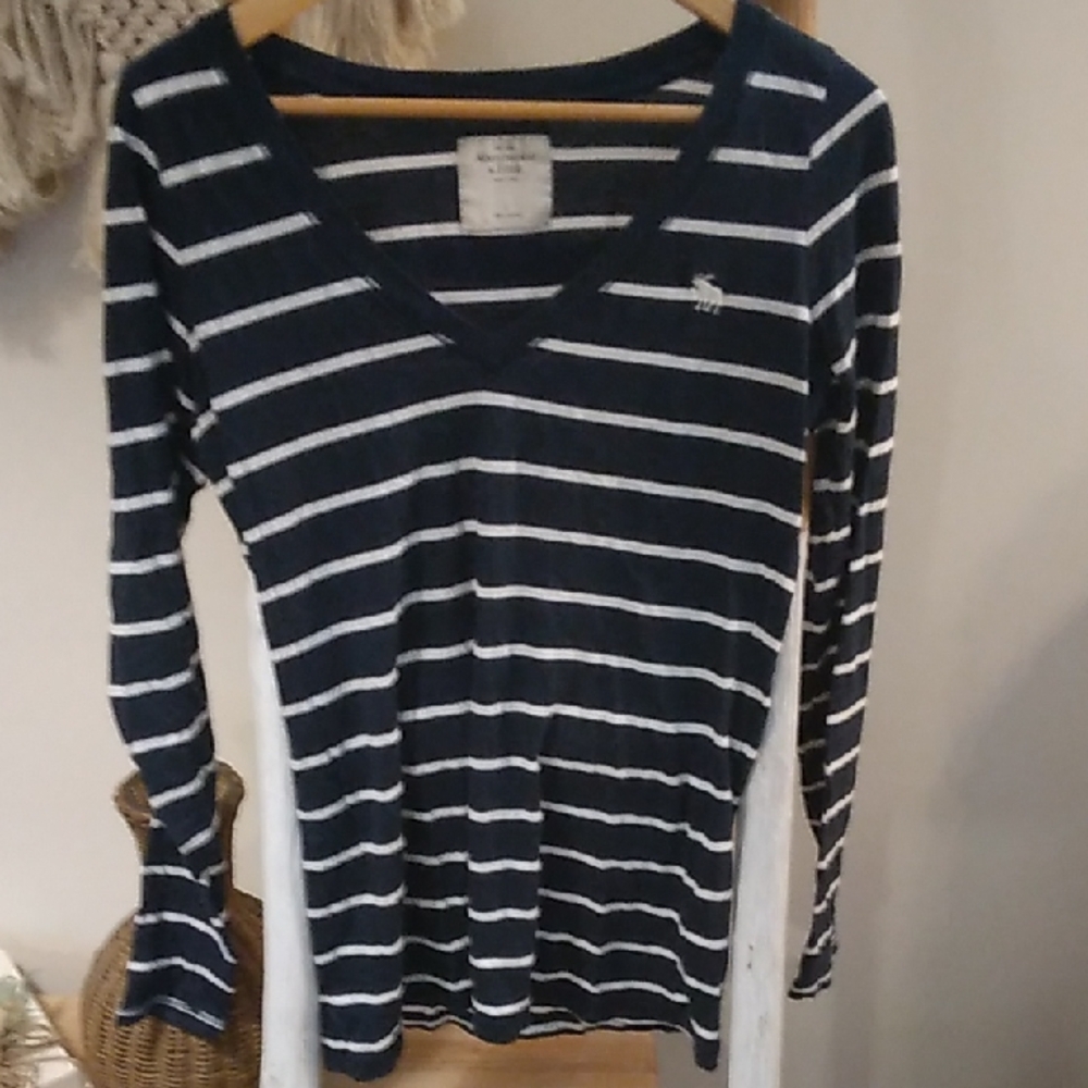 Women's Abercrombie & Fitch Long Sleeve V-Neck Shirt